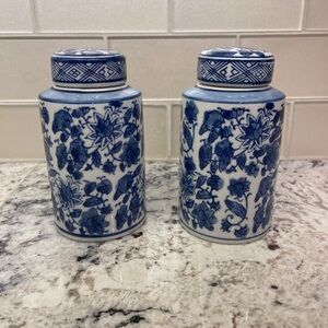 Two Blue and White Chinoserie Floral Ceramic Ginger Jars Excellent Condition